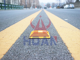 Tachas reflectivas iluminan las ciudades y pueblos de Chile: reflejo perfecto de luces vehiculares